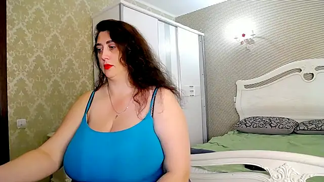 Evelyn_Shy - bare chest 200