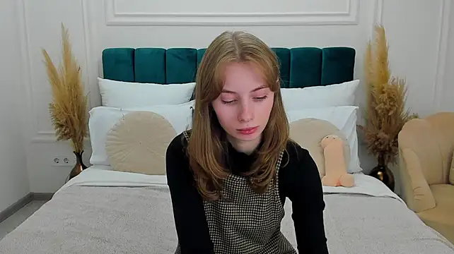 EricaLow - show boobs