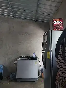 LauraMontaii - la cabezita del dildo a la pussy