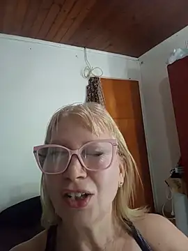 SexyMilf1211 - Masturbar el didlo con mis tetas