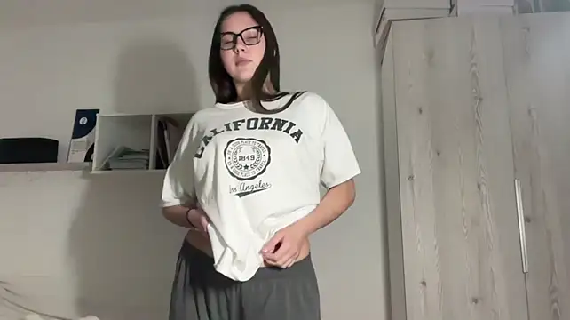 Rubymoonv - Pinch my wet nipples closely🔞