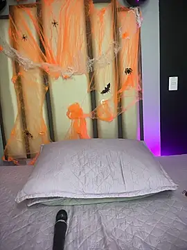 Maddie_01 - lick and spit on my nipples