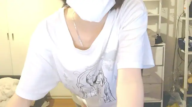 Ui_channel - 🐈上の服をぬいで谷間をUPにします🐈