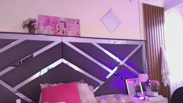 Bratz_x - masturbates while playing with her