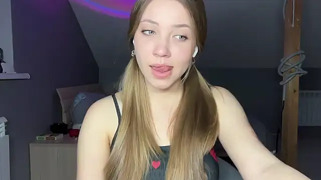 Blondesveg - Play with my boobs🍑