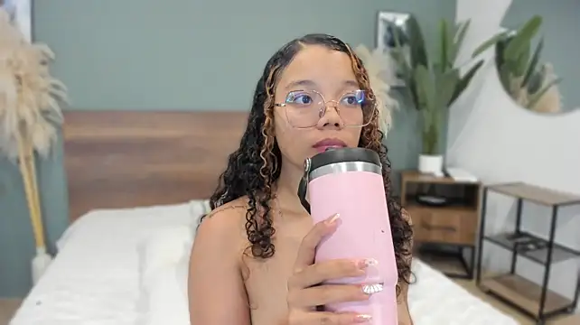 IsabellaReinaa - show pussy nearby