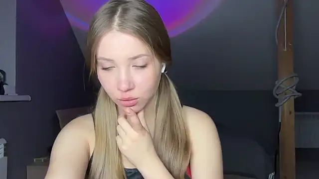 Blondesveg - Play with my boobs🍑