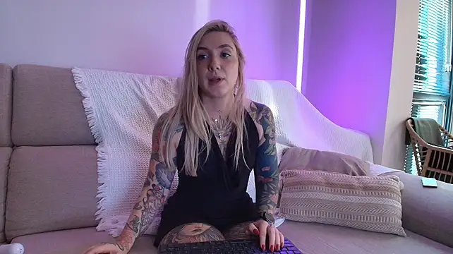 Tattoobbgirl - naked 15 mins.