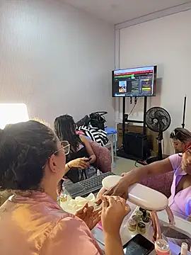Nails_Lucia - I suck my toy in front of my client +3 m