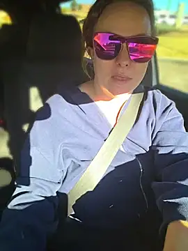 Julimonroe - Peek a boob 😈