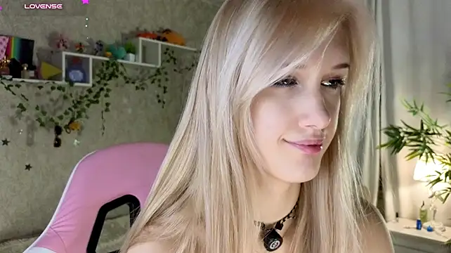 AnnyiBlue - Play with pussy in doggy