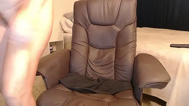 devil_modest's Live XXX Chat