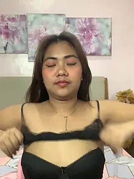 YaraSmith - playing boobs & twerk without panty🍑💦