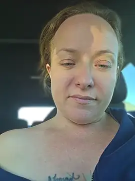 Julimonroe - Peek a boob 😈