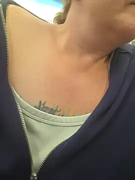 Julimonroe - Show off that hairy wet pussy 😈
