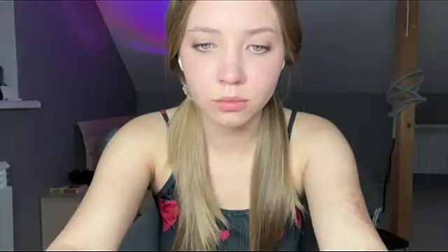 Blondesveg - Play with my boobs🍑