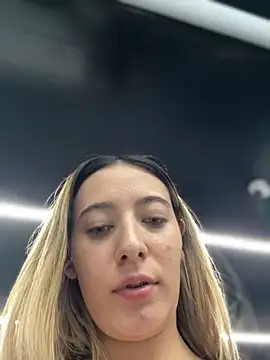 Kloe__t18 - Play with my pussy at bathroom Of gym
