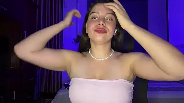 KayleneLoukanis - Air kiss + show outfit