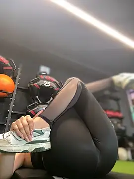 Kloe__t18 - Play with my pussy at bathroom Of gym