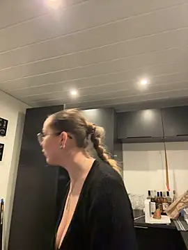 MaryPeach666 - pussy pic + squrit video