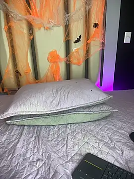 Maddie_01 - Suck fingers + ahegao face