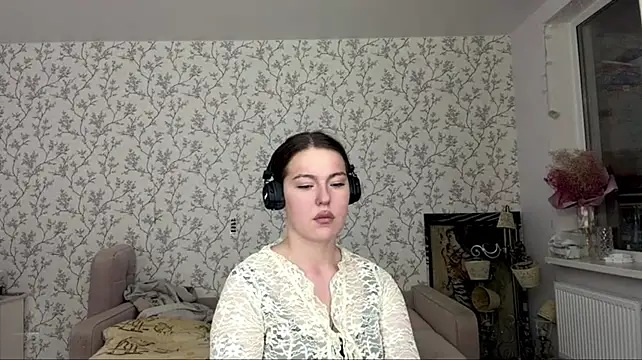 ElizbethPizza - Change my blouse