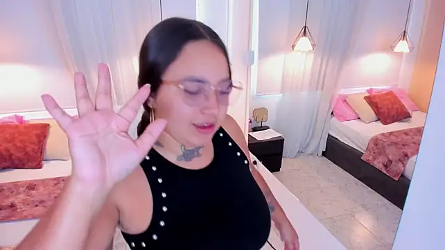 Sophiahar - move your ass with the shorts 😈