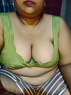 Piu_1202 - Boobs show