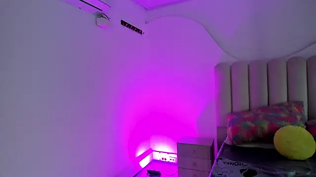 NiaBrunette - show feet