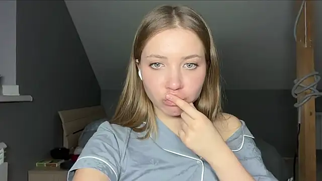 Blondesveg - Play with my boobs🍑