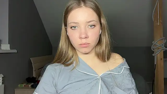 Blondesveg - Play with my boobs🍑