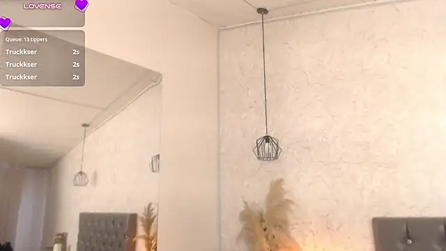 Serena_Houstonn - plays with dildo and tits
