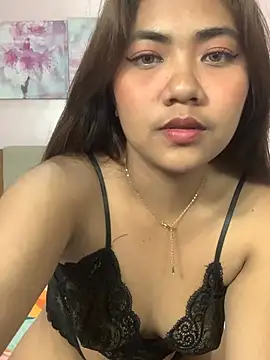 YaraSmith - playing boobs & twerk without panty🍑💦