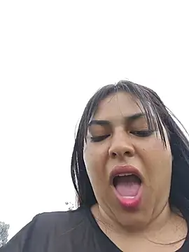 OUTDOORS_VELEN - Show pussy open😈