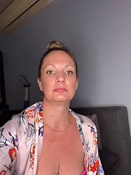 Nikki1133 - Play with toys