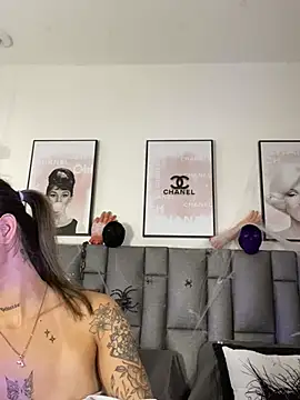 JuliaColemann - aceite en las tetas 💦