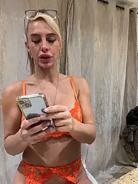 BellaGreenxo - Striptease