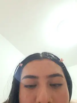 CHLOE_02 - Show fingers and breasts
