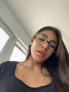 Princess_little09 - Show breasts + pinch