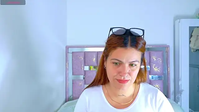 Alexandra_Torress - flashing her breasts and masturbarse