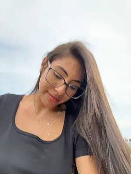 Princess_little09 - Show breasts + pinch