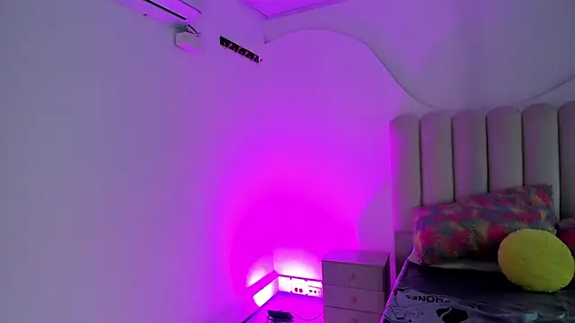 NiaBrunette - show feet