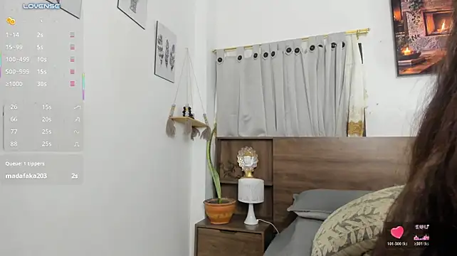 Taylorlivee - naked and oil on feet