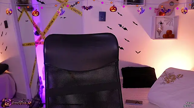 Melifluaa - dance naked in heels <3