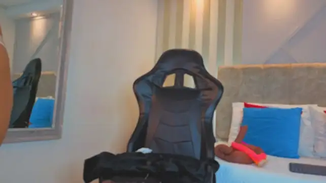 Tayra_Pradit - Stand up and seduce me with your body.