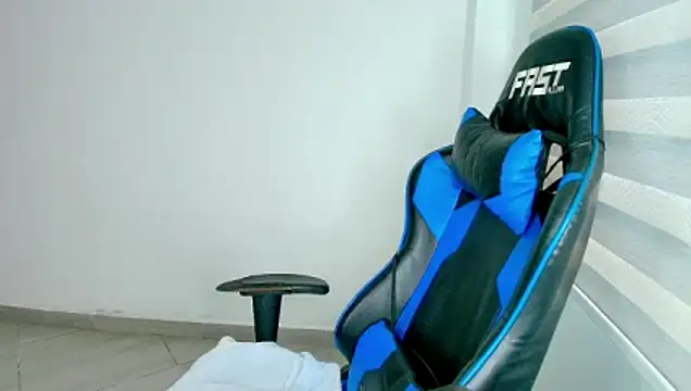 Sophiax-x - stripping and dancing naked, squirting