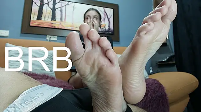 Skinny_and_boyfriend - Cream on feet