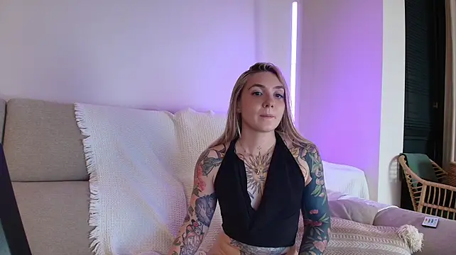 Tattoobbgirl - naked 15 mins.