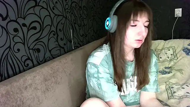 Birdie_Kiss - firm breasts