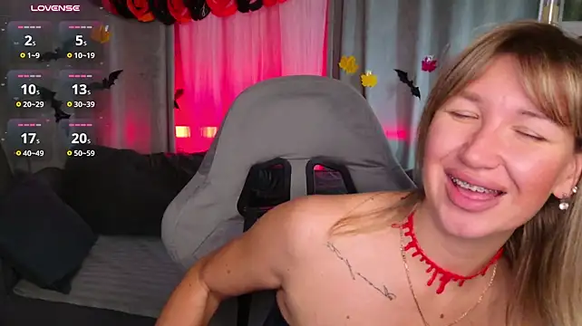MilaBott - zoom my wet pussy and spit on pussy